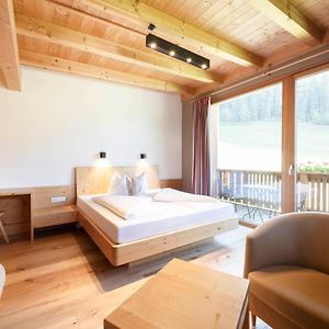 Zimmer mit Kingsize-Bett